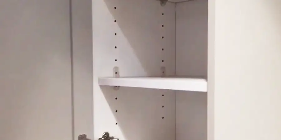 Plastic Locking Shelf Clips in Shelf